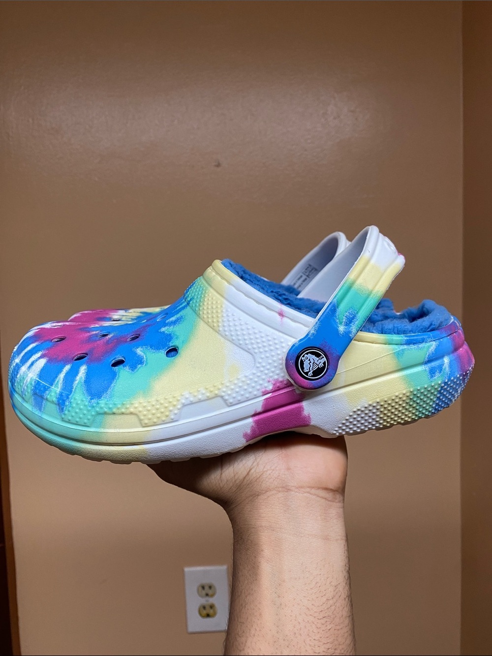 Crocs Classic Comfort Faux Fur Lined Tie Dye Clogs Size 7 - Picture 3 of 17